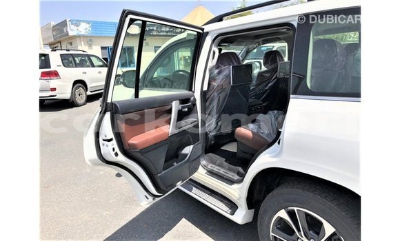 Acheter Import Voiture Toyota Land Cruiser Blanc à Import - Dubai, Grande Comore Acheter Import Voiture Toyota Land Cruiser Blanc à Import - Dubai, Grande Comore