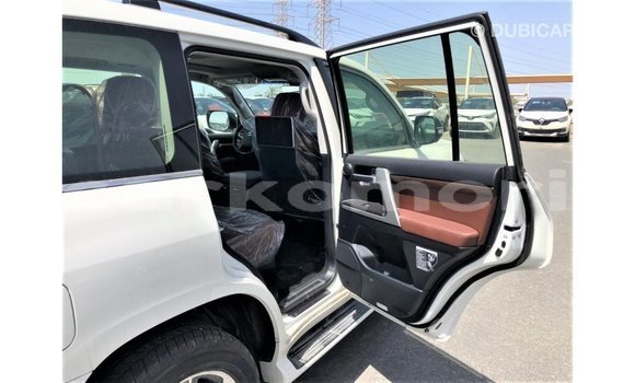 Acheter Import Voiture Toyota Land Cruiser Blanc à Import - Dubai, Grande Comore Acheter Import Voiture Toyota Land Cruiser Blanc à Import - Dubai, Grande Comore