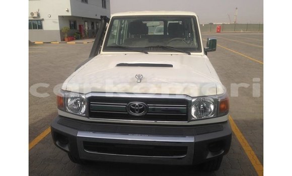Acheter Import Voiture Toyota Land Cruiser Blanc à Import - Dubai, Grande Comore Acheter Import Voiture Toyota Land Cruiser Blanc à Import - Dubai, Grande Comore