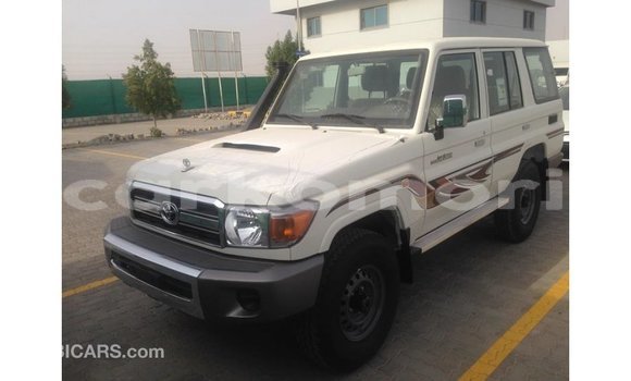 Acheter Import Voiture Toyota Land Cruiser Blanc à Import - Dubai, Grande Comore Acheter Import Voiture Toyota Land Cruiser Blanc à Import - Dubai, Grande Comore