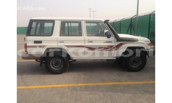 Acheter Import Voiture Toyota Land Cruiser Blanc à Import - Dubai, Grande Comore Acheter Import Voiture Toyota Land Cruiser Blanc à Import - Dubai, Grande Comore