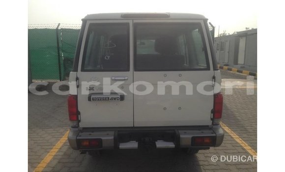 Acheter Import Voiture Toyota Land Cruiser Blanc à Import - Dubai, Grande Comore Acheter Import Voiture Toyota Land Cruiser Blanc à Import - Dubai, Grande Comore