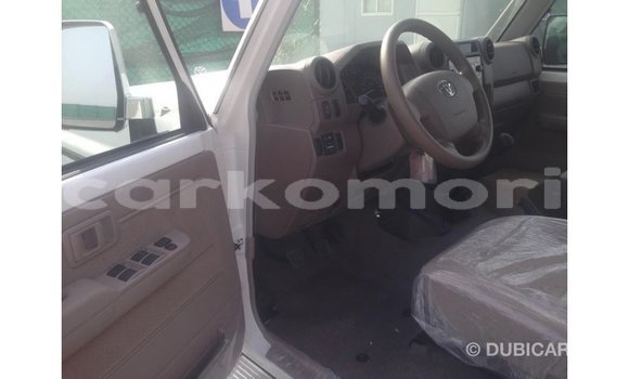 Acheter Import Voiture Toyota Land Cruiser Blanc à Import - Dubai, Grande Comore Acheter Import Voiture Toyota Land Cruiser Blanc à Import - Dubai, Grande Comore
