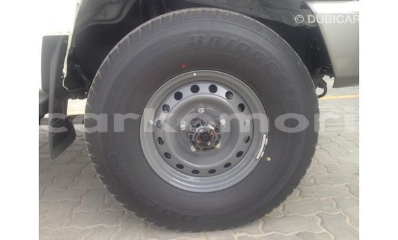 Acheter Import Voiture Toyota Land Cruiser Blanc à Import - Dubai, Grande Comore Acheter Import Voiture Toyota Land Cruiser Blanc à Import - Dubai, Grande Comore