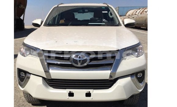 Acheter Import Voiture Toyota Fortuner Blanc à Import - Dubai, Grande Comore