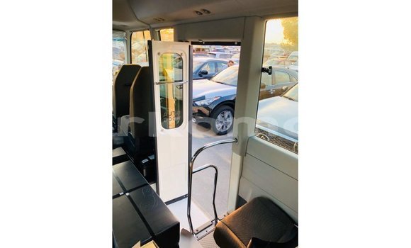 Acheter Import Voiture Toyota Coaster Blanc à Import - Dubai, Grande Comore Acheter Import Voiture Toyota Coaster Blanc à Import - Dubai, Grande Comore