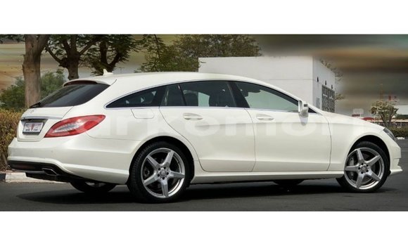 Buy Import Mercedes-Benz 190 White Car in Import - Dubai in Great Comore Buy Import Mercedes-Benz 190 White Car in Import - Dubai in Great Comore