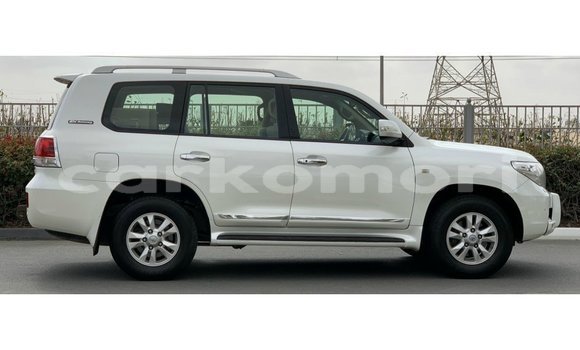Buy Import Toyota Land Cruiser White Car in Import - Dubai in Great Comore Buy Import Toyota Land Cruiser White Car in Import - Dubai in Great Comore