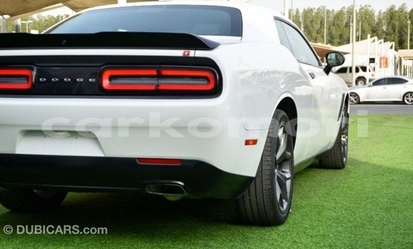 Acheter Import Voiture Dodge Challenger Blanc à Import - Dubai, Grande Comore Acheter Import Voiture Dodge Challenger Blanc à Import - Dubai, Grande Comore