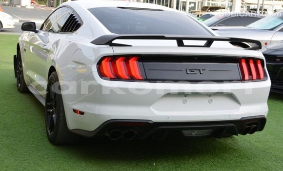 Acheter Import Voiture Ford Mustang Blanc à Import - Dubai, Grande Comore Acheter Import Voiture Ford Mustang Blanc à Import - Dubai, Grande Comore