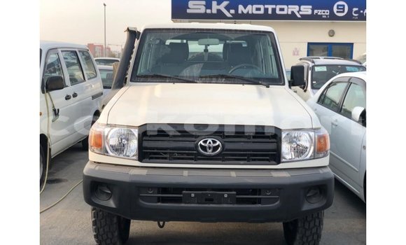 Acheter Import Voiture Toyota Land Cruiser Blanc à Import - Dubai, Grande Comore Acheter Import Voiture Toyota Land Cruiser Blanc à Import - Dubai, Grande Comore