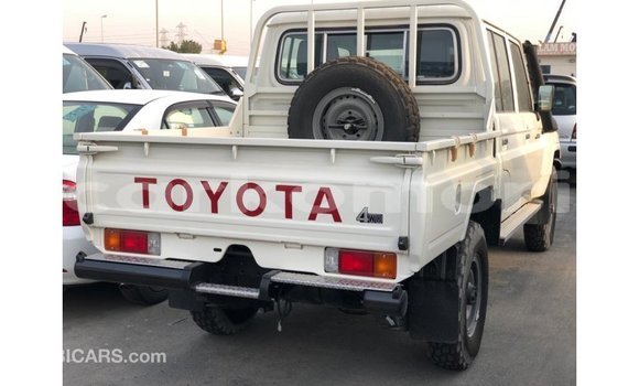 Acheter Import Voiture Toyota Land Cruiser Blanc à Import - Dubai, Grande Comore Acheter Import Voiture Toyota Land Cruiser Blanc à Import - Dubai, Grande Comore