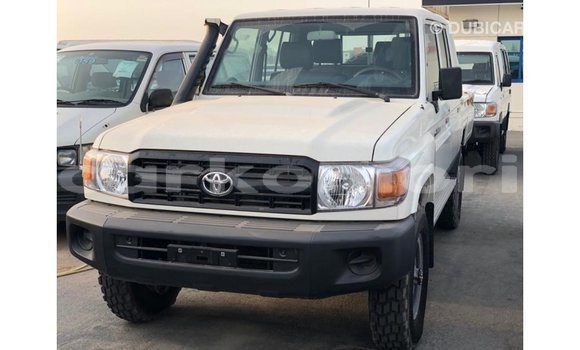 Acheter Import Voiture Toyota Land Cruiser Blanc à Import - Dubai, Grande Comore Acheter Import Voiture Toyota Land Cruiser Blanc à Import - Dubai, Grande Comore