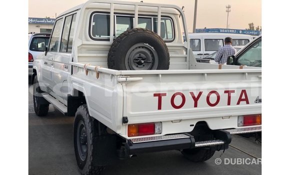 Acheter Import Voiture Toyota Land Cruiser Blanc à Import - Dubai, Grande Comore Acheter Import Voiture Toyota Land Cruiser Blanc à Import - Dubai, Grande Comore