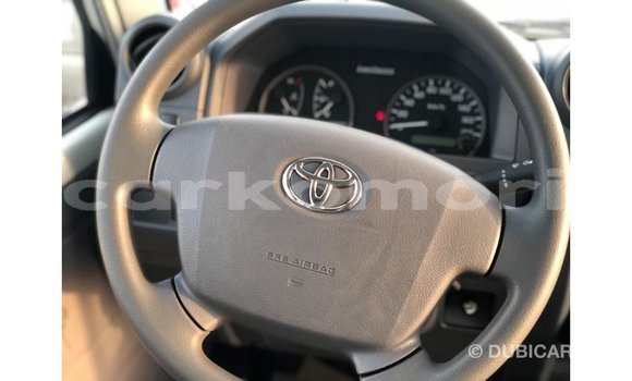 Acheter Import Voiture Toyota Land Cruiser Blanc à Import - Dubai, Grande Comore Acheter Import Voiture Toyota Land Cruiser Blanc à Import - Dubai, Grande Comore