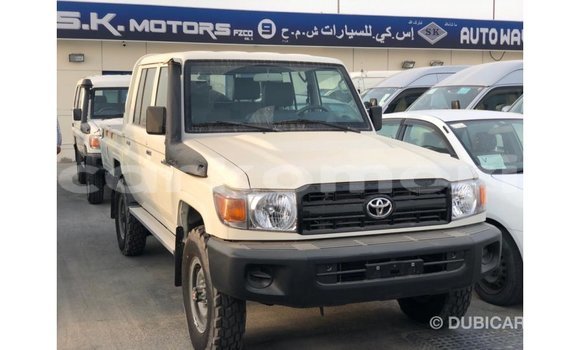 Acheter Import Voiture Toyota Land Cruiser Blanc à Import - Dubai, Grande Comore Acheter Import Voiture Toyota Land Cruiser Blanc à Import - Dubai, Grande Comore