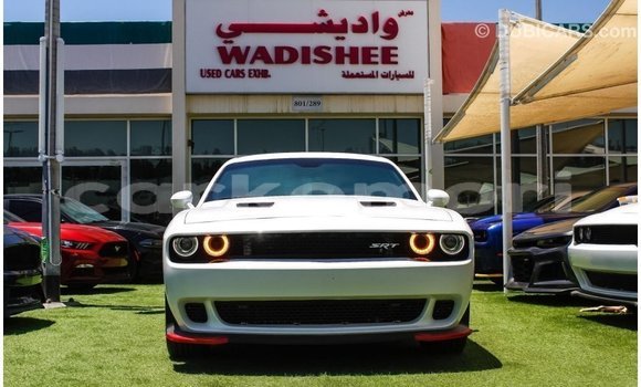 Acheter Import Voiture Dodge Challenger Blanc à Import - Dubai, Grande Comore Acheter Import Voiture Dodge Challenger Blanc à Import - Dubai, Grande Comore