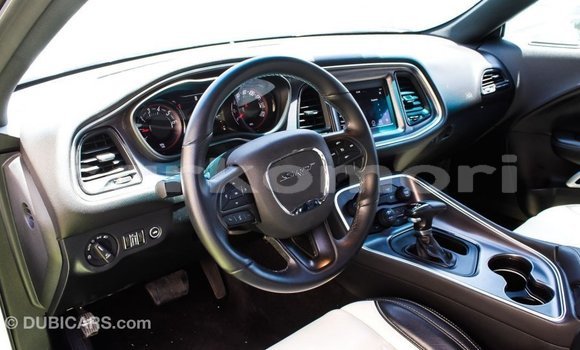 Acheter Import Voiture Dodge Challenger Blanc à Import - Dubai, Grande Comore Acheter Import Voiture Dodge Challenger Blanc à Import - Dubai, Grande Comore