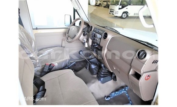 Acheter Import Voiture Toyota Land Cruiser Beige à Import - Dubai, Grande Comore Acheter Import Voiture Toyota Land Cruiser Beige à Import - Dubai, Grande Comore