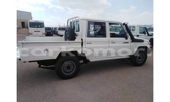 Acheter Import Voiture Toyota Land Cruiser Blanc à Import - Dubai, Grande Comore Acheter Import Voiture Toyota Land Cruiser Blanc à Import - Dubai, Grande Comore