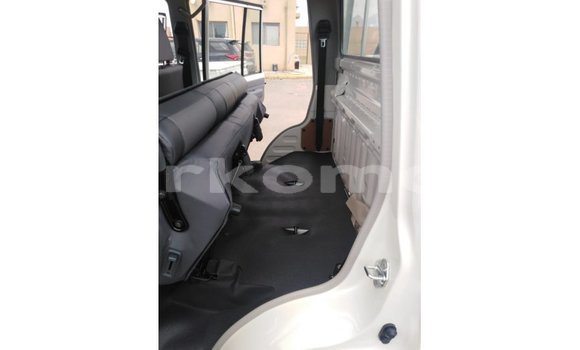 Acheter Import Voiture Toyota Land Cruiser Blanc à Import - Dubai, Grande Comore Acheter Import Voiture Toyota Land Cruiser Blanc à Import - Dubai, Grande Comore
