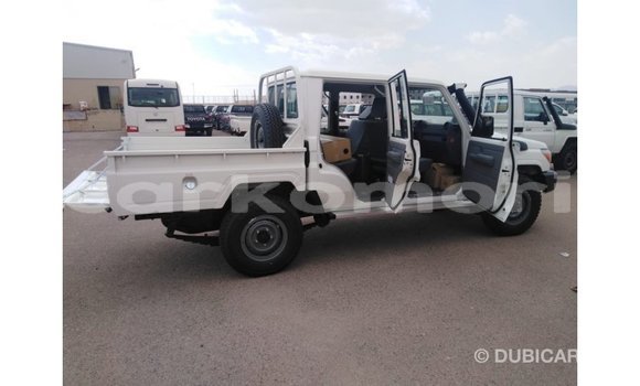 Acheter Import Voiture Toyota Land Cruiser Blanc à Import - Dubai, Grande Comore Acheter Import Voiture Toyota Land Cruiser Blanc à Import - Dubai, Grande Comore