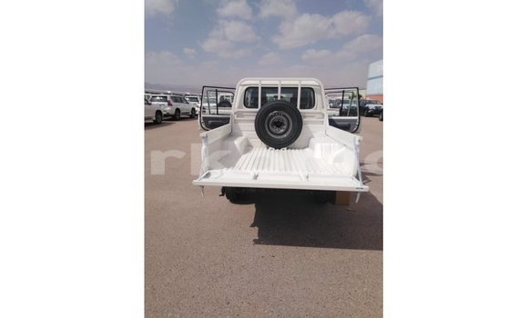 Acheter Import Voiture Toyota Land Cruiser Blanc à Import - Dubai, Grande Comore Acheter Import Voiture Toyota Land Cruiser Blanc à Import - Dubai, Grande Comore