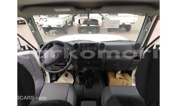 Acheter Import Voiture Toyota Land Cruiser Blanc à Import - Dubai, Grande Comore Acheter Import Voiture Toyota Land Cruiser Blanc à Import - Dubai, Grande Comore