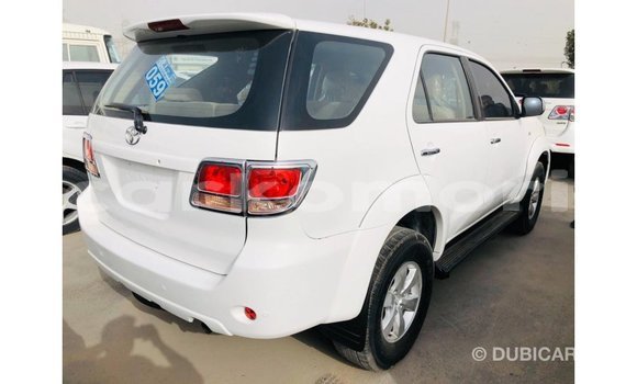 Acheter Import Voiture Toyota Fortuner Blanc à Import - Dubai, Grande Comore Acheter Import Voiture Toyota Fortuner Blanc à Import - Dubai, Grande Comore