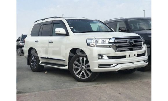 Buy Import Toyota Land Cruiser White Car in Import - Dubai in Great Comore