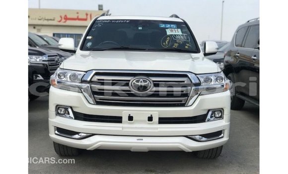 Acheter Import Voiture Toyota Land Cruiser Blanc à Import - Dubai, Grande Comore Acheter Import Voiture Toyota Land Cruiser Blanc à Import - Dubai, Grande Comore