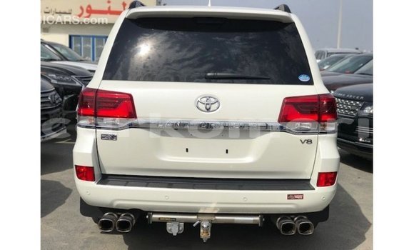 Acheter Import Voiture Toyota Land Cruiser Blanc à Import - Dubai, Grande Comore Acheter Import Voiture Toyota Land Cruiser Blanc à Import - Dubai, Grande Comore