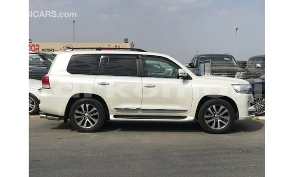 Acheter Import Voiture Toyota Land Cruiser Blanc à Import - Dubai, Grande Comore Acheter Import Voiture Toyota Land Cruiser Blanc à Import - Dubai, Grande Comore
