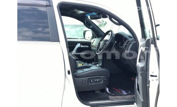 Acheter Import Voiture Toyota Land Cruiser Blanc à Import - Dubai, Grande Comore Acheter Import Voiture Toyota Land Cruiser Blanc à Import - Dubai, Grande Comore