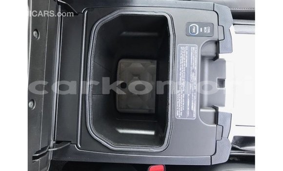 Acheter Import Voiture Toyota Land Cruiser Blanc à Import - Dubai, Grande Comore Acheter Import Voiture Toyota Land Cruiser Blanc à Import - Dubai, Grande Comore