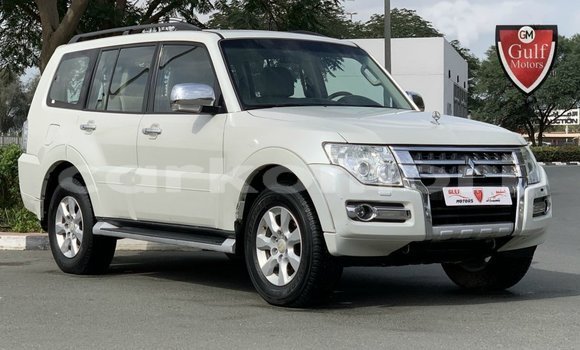 Acheter Import Voiture Mitsubishi Pajero Blanc à Import - Dubai, Grande Comore