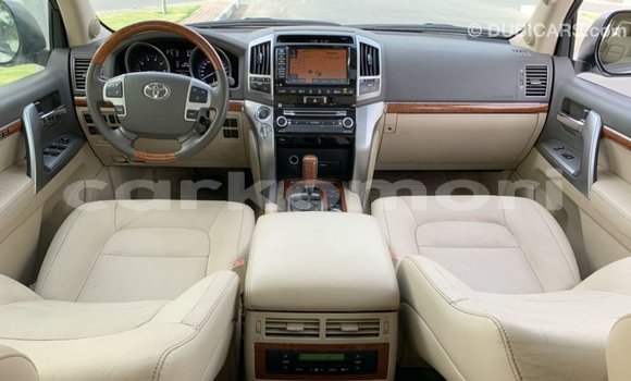 Buy Import Toyota Land Cruiser White Car in Import - Dubai in Great Comore Buy Import Toyota Land Cruiser White Car in Import - Dubai in Great Comore
