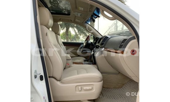 Buy Import Toyota Land Cruiser White Car in Import - Dubai in Great Comore Buy Import Toyota Land Cruiser White Car in Import - Dubai in Great Comore