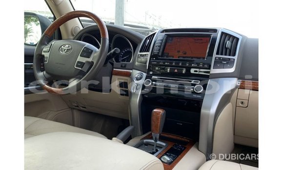 Buy Import Toyota Land Cruiser White Car in Import - Dubai in Great Comore Buy Import Toyota Land Cruiser White Car in Import - Dubai in Great Comore