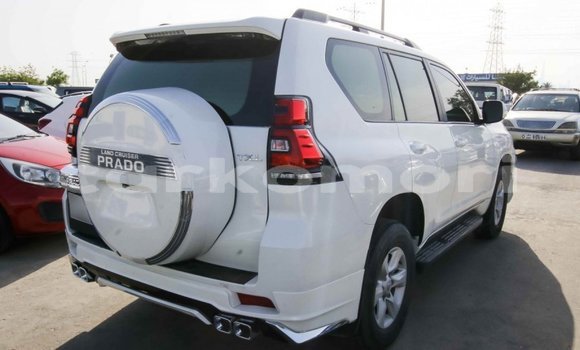Acheter Import Voiture Toyota Prado Blanc à Import - Dubai, Grande Comore Acheter Import Voiture Toyota Prado Blanc à Import - Dubai, Grande Comore
