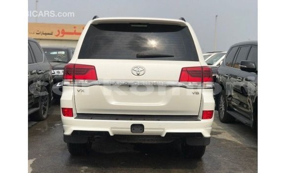 Acheter Import Voiture Toyota Land Cruiser Blanc à Import - Dubai, Grande Comore Acheter Import Voiture Toyota Land Cruiser Blanc à Import - Dubai, Grande Comore