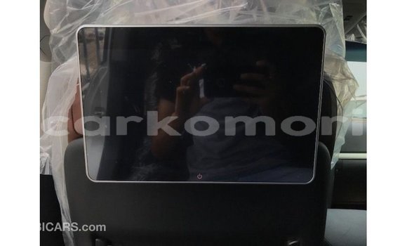 Acheter Import Voiture Toyota Land Cruiser Blanc à Import - Dubai, Grande Comore Acheter Import Voiture Toyota Land Cruiser Blanc à Import - Dubai, Grande Comore