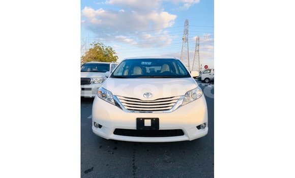 Acheter Import Voiture Toyota Sienna Blanc à Import - Dubai, Grande Comore Acheter Import Voiture Toyota Sienna Blanc à Import - Dubai, Grande Comore