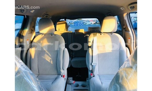 Acheter Import Voiture Toyota Sienna Blanc à Import - Dubai, Grande Comore Acheter Import Voiture Toyota Sienna Blanc à Import - Dubai, Grande Comore