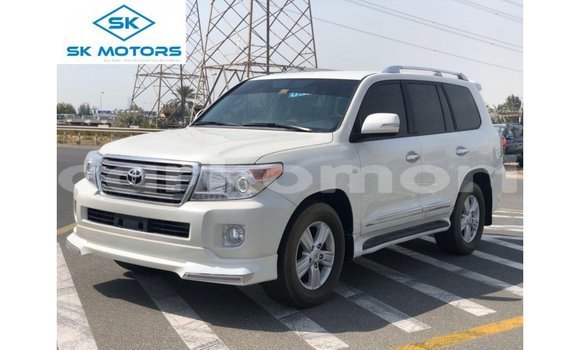 Acheter Import Voiture Toyota Land Cruiser Blanc à Import - Dubai, Grande Comore Acheter Import Voiture Toyota Land Cruiser Blanc à Import - Dubai, Grande Comore