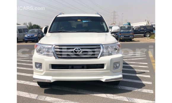 Acheter Import Voiture Toyota Land Cruiser Blanc à Import - Dubai, Grande Comore Acheter Import Voiture Toyota Land Cruiser Blanc à Import - Dubai, Grande Comore