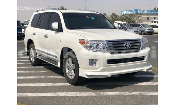 Acheter Import Voiture Toyota Land Cruiser Blanc à Import - Dubai, Grande Comore Acheter Import Voiture Toyota Land Cruiser Blanc à Import - Dubai, Grande Comore