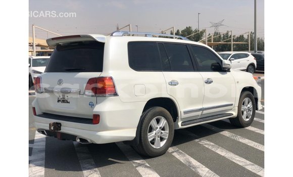 Acheter Import Voiture Toyota Land Cruiser Blanc à Import - Dubai, Grande Comore Acheter Import Voiture Toyota Land Cruiser Blanc à Import - Dubai, Grande Comore