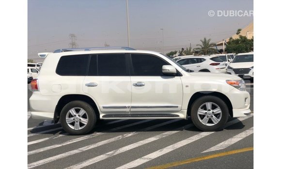 Acheter Import Voiture Toyota Land Cruiser Blanc à Import - Dubai, Grande Comore Acheter Import Voiture Toyota Land Cruiser Blanc à Import - Dubai, Grande Comore