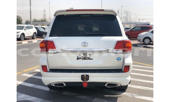 Acheter Import Voiture Toyota Land Cruiser Blanc à Import - Dubai, Grande Comore Acheter Import Voiture Toyota Land Cruiser Blanc à Import - Dubai, Grande Comore